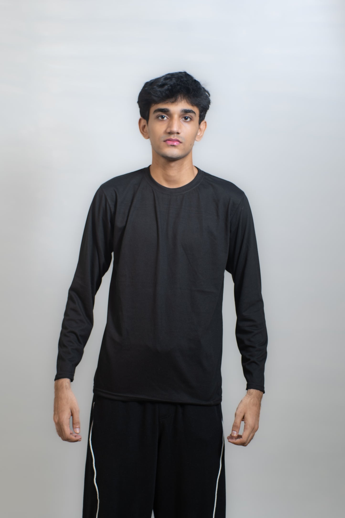 BASIC FULL SLEEVES T-SHIRT