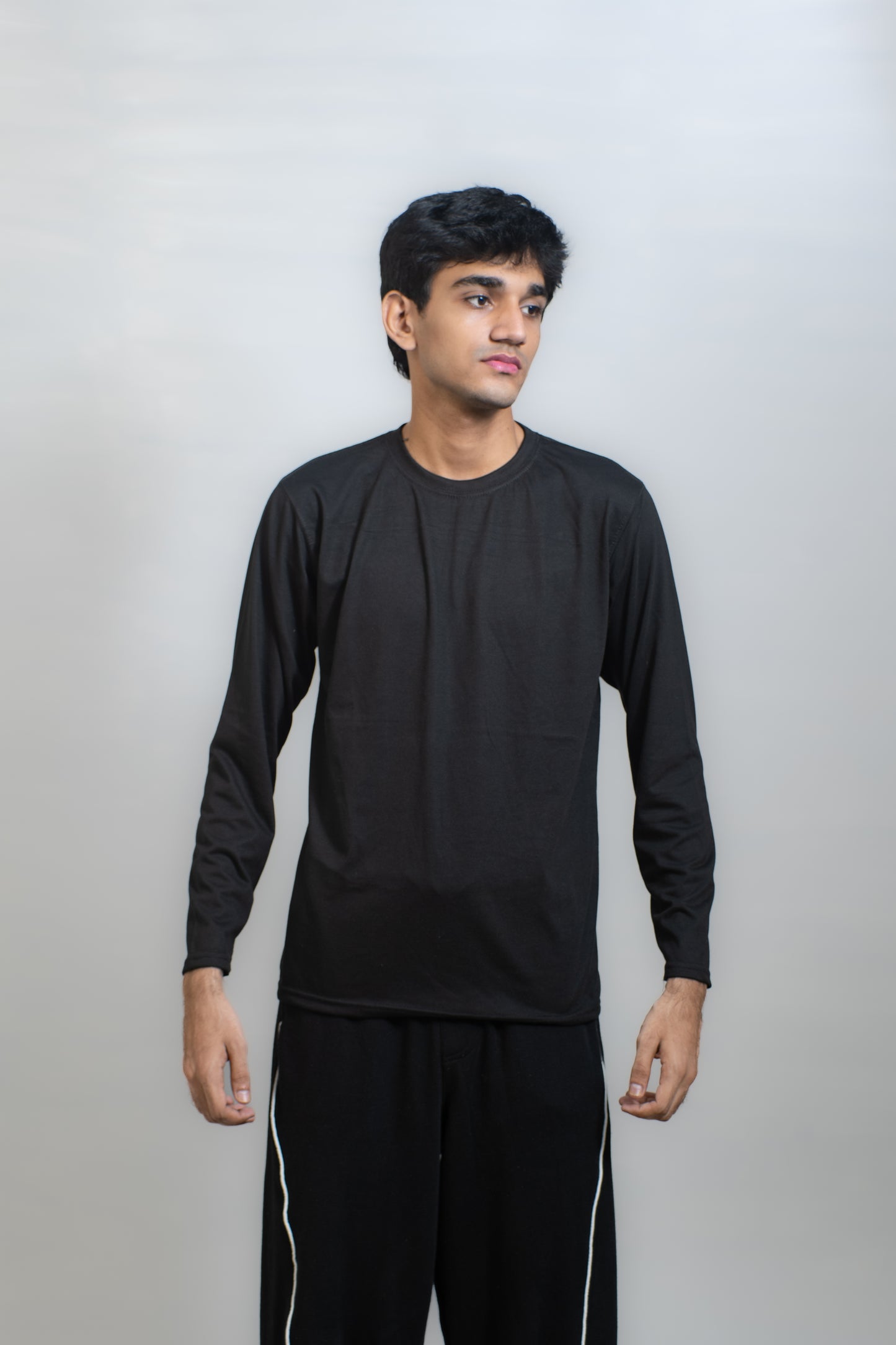 BASIC FULL SLEEVES T-SHIRT